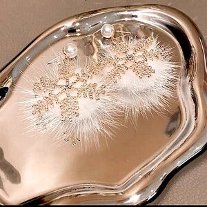 NWT Winter fluffy snowflake earrings with pearls. Princess style